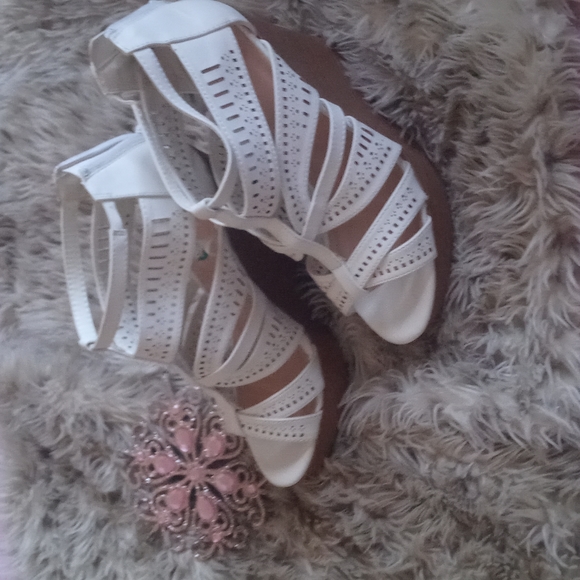 Woman new sandals size 7.5 wedge - Picture 3 of 7